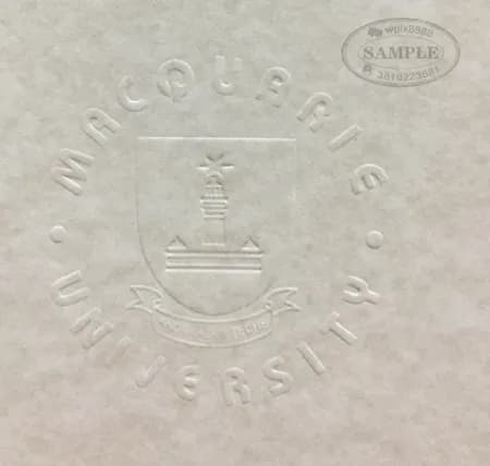 澳大利亚麦考瑞大学学位证书钢印防伪细节展示 澳大利亚麦考瑞大学学位证书钢印防伪细节展示